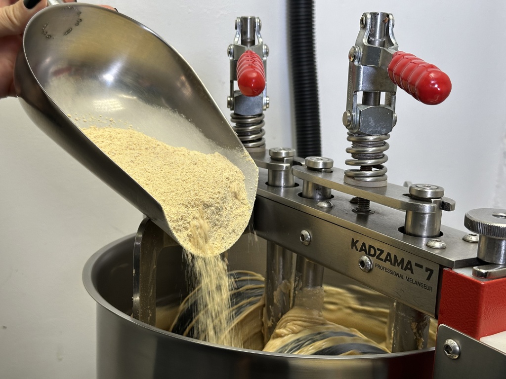 Preparazione del praline nel melangeur Kadzama.jpg